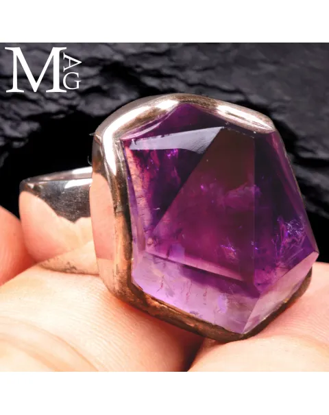 Anello con ametista naturale boliviana.
