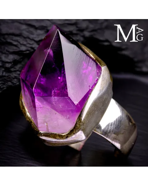 Anello con ametista naturale boliviana.