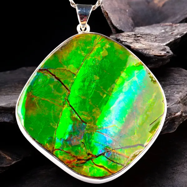 Gioiello in Argento con Ammolite Verde e Blu Iridescente.
