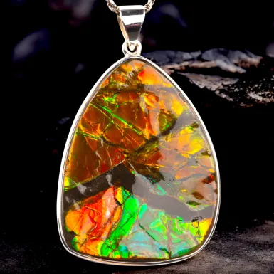 Gioiello con rara gemma di Ammolite.