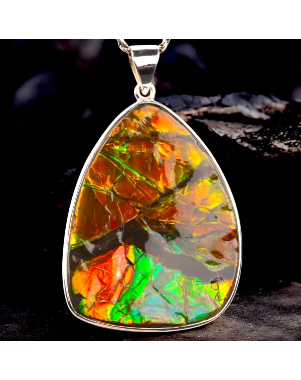 Gioiello con rara gemma di Ammolite.