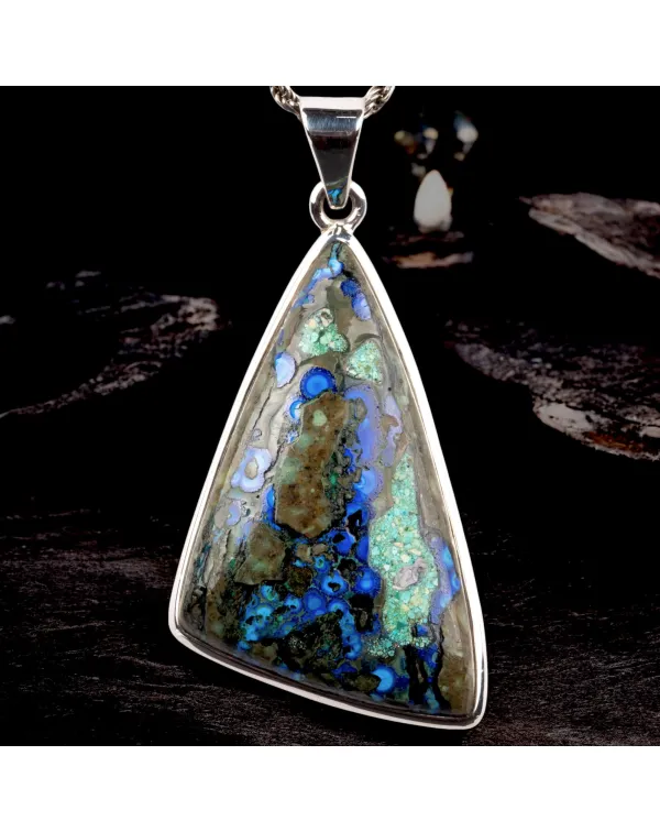 Ciondolo Triangolare con Azzurrite Iridescente.