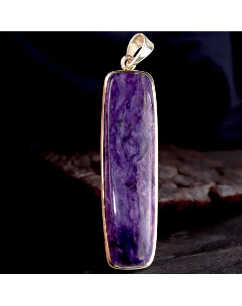 Gioiello di Trasformazione: Ciondolo in Argento con Charoite.