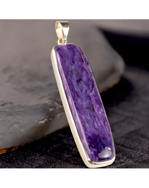 Gioiello di Trasformazione: Ciondolo in Argento con Charoite.