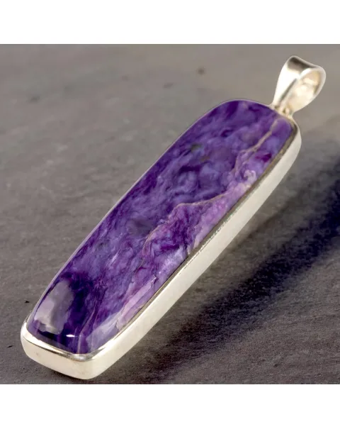 Gioiello di Trasformazione: Ciondolo in Argento con Charoite.