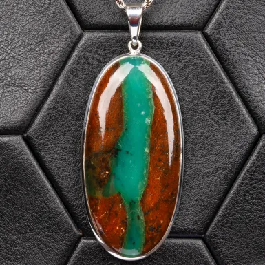Ciondolo con Cabochon di Boulder Chrysoprase.