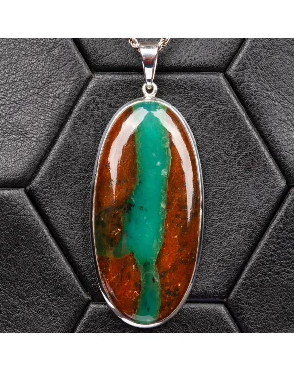Ciondolo con Cabochon di Boulder Chrysoprase.