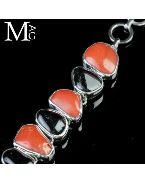 Bracciale in argento con corallo rosso e tormalina nera.
