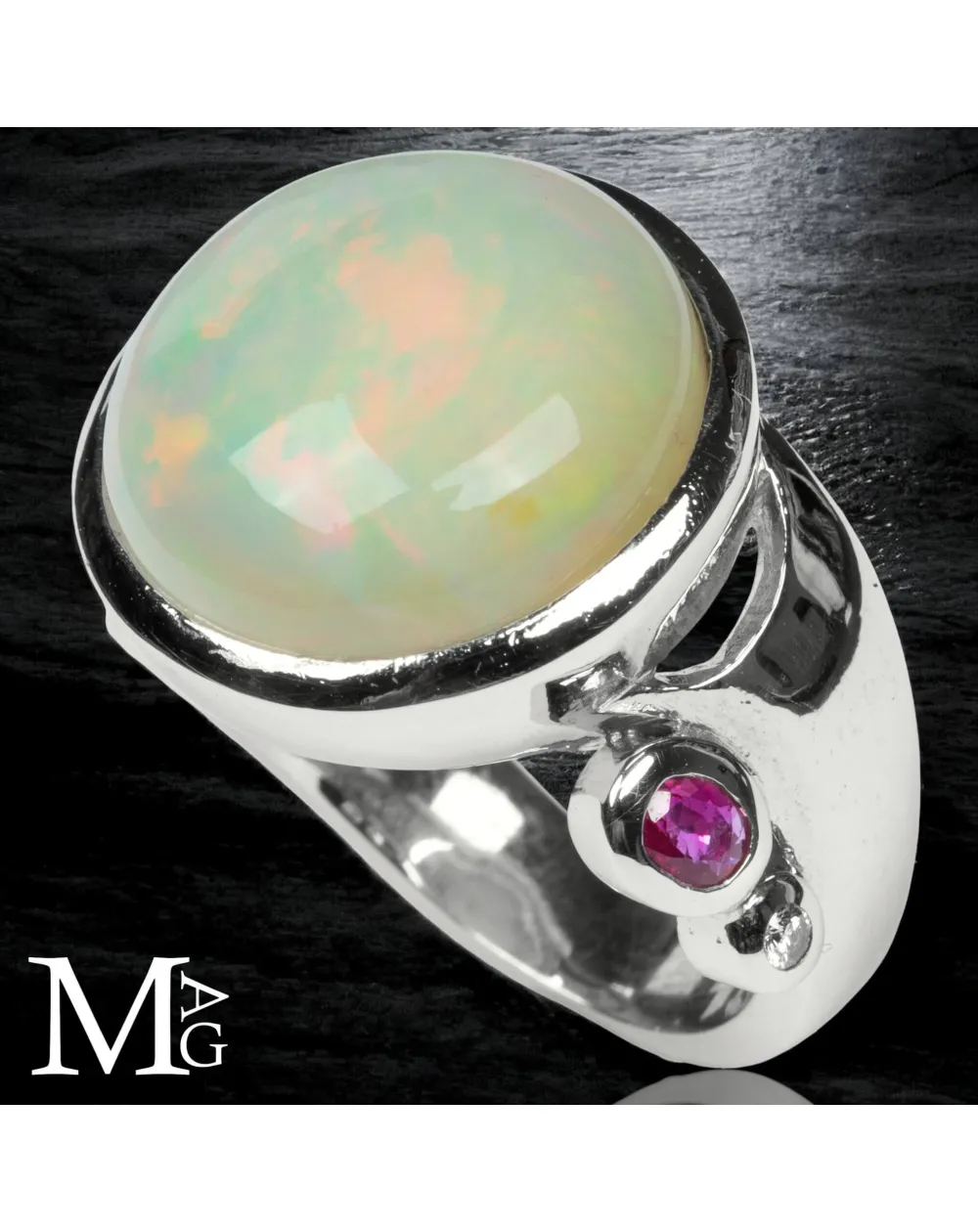 Anello in Argento con Grande Opale di Welo, Rubino e Diamantino.