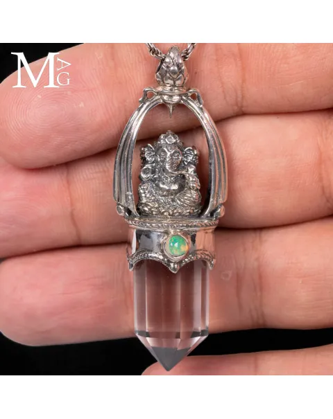 Ciondolo in Argento con Ganesha, Punta in Quarzo Ialino e Opale Etiope.
