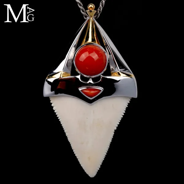 Pendente Unisex in Argento con Dente Naturale di Grande Squalo Bianco e Corallo Rosso.