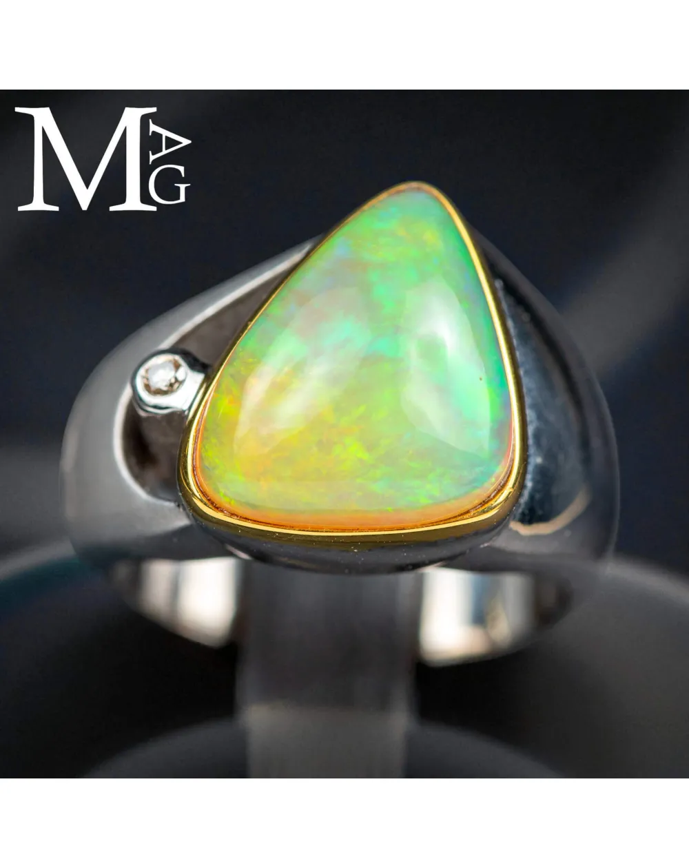 Anello in Argento Satinato con Opale Etiope, Bordatura Dorata e Diamantino.
