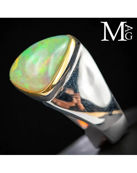 Anello in Argento Satinato con Opale Etiope, Bordatura Dorata e Diamantino.