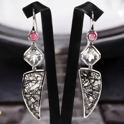 Orecchini con Tormalina Cabochon, Quarzo Ialino, Quarzo Tormalinato e Diamanti.