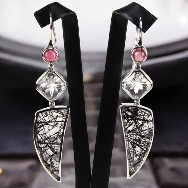 Orecchini con Tormalina Cabochon, Quarzo Ialino, Quarzo Tormalinato e Diamanti.