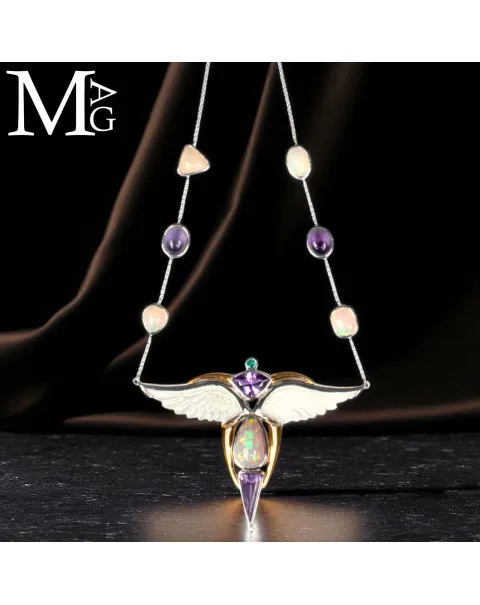 Collier con opale, ametista, smeraldo e diamante – ali in madreperla