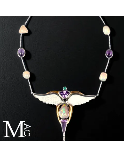 Collier con opale, ametista, smeraldo e diamante – ali in madreperla