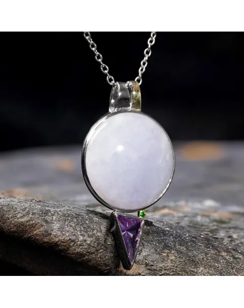 Eterna Armonia: Ciondolo in Giada Lavanda, Ametista e Smeraldo.