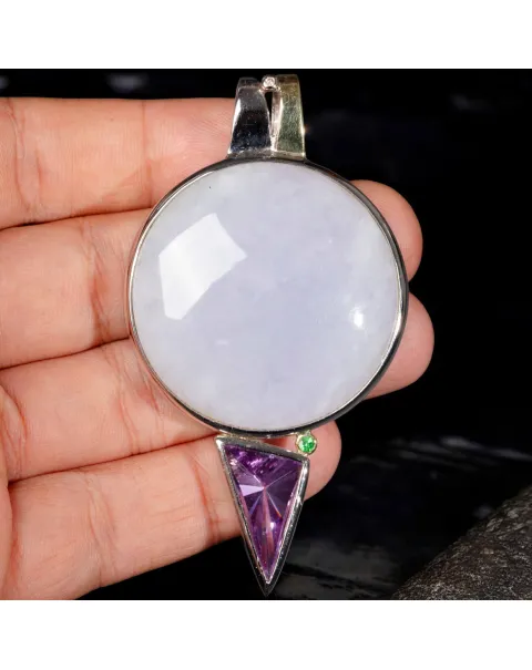 Eterna Armonia: Ciondolo in Giada Lavanda, Ametista e Smeraldo.