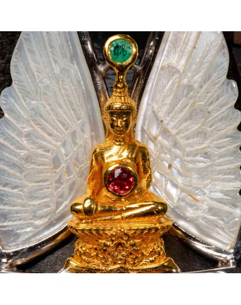 Ciondolo dell'Illuminazione: Armonia tra Spirito e Lusso.