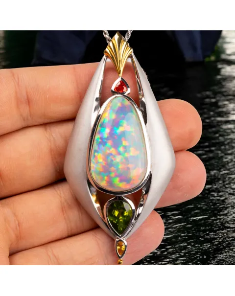 Gioiello con Opale Welo, Oro e Gemme Preziose.