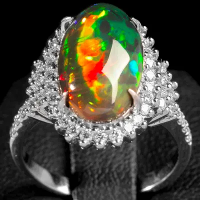 Anello in Oro Bianco con Opale Nero Etiope e 50 Diamanti.