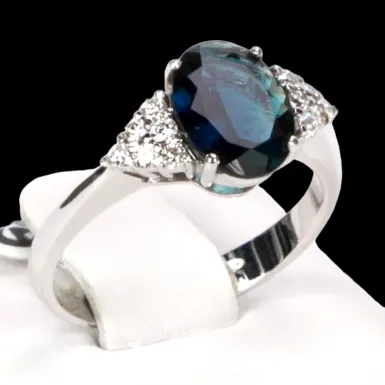 Anello in Oro Bianco con Tormalina Blu e Diamanti