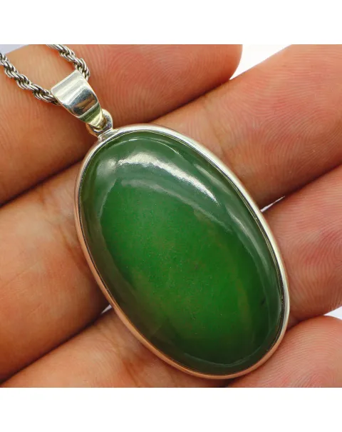 Ciondolo in Argento con Cabochon Ovale di Giada Nefrite.