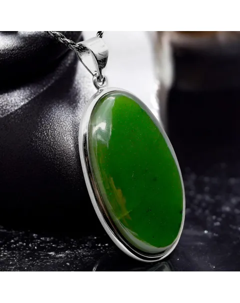 Ciondolo in Argento con Cabochon Ovale di Giada Nefrite.