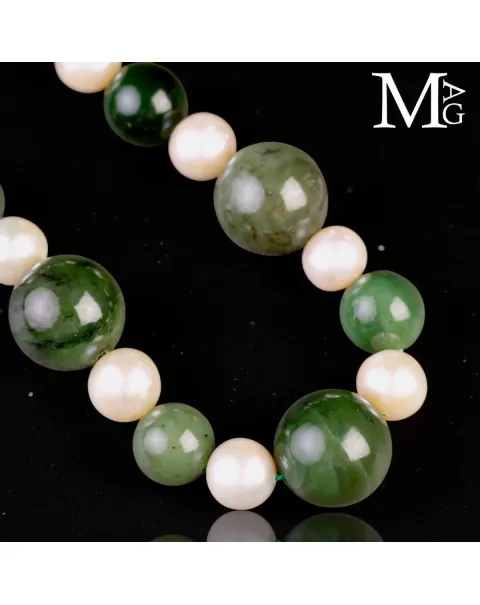 Collana in Giada e Perle – Eleganza Essenziale.