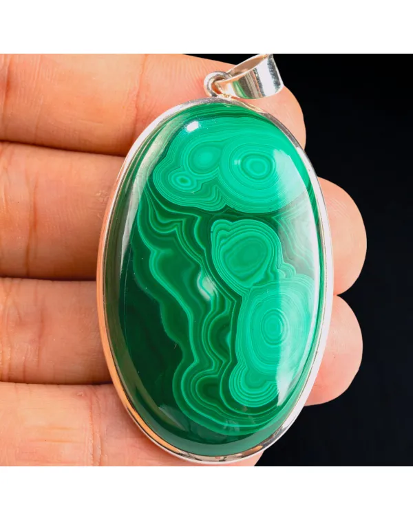Pendente con grande cabochon ovale in malachite