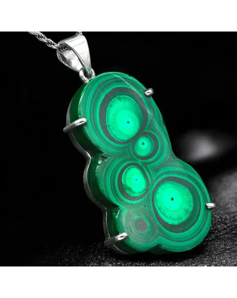 Malachite dai Cerchi Concentrici – Gioiello Unico e Raffinato.