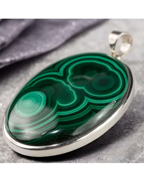 Ciondolo in Argento con Malachite Cabochon – Un Gioiello di Verde Naturale e Mistero.