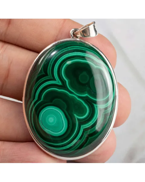 Ciondolo in Argento con Malachite Cabochon – Un Gioiello di Verde Naturale e Mistero.