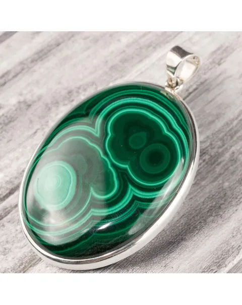 Ciondolo in Argento con Malachite Cabochon – Un Gioiello di Verde Naturale e Mistero.