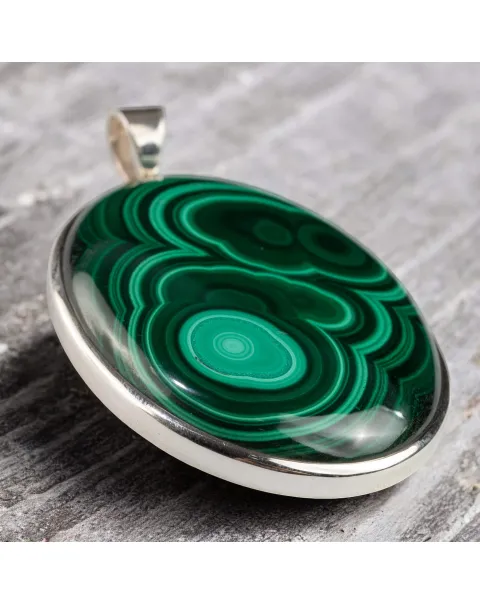 Ciondolo in Argento con Malachite Cabochon – Un Gioiello di Verde Naturale e Mistero.