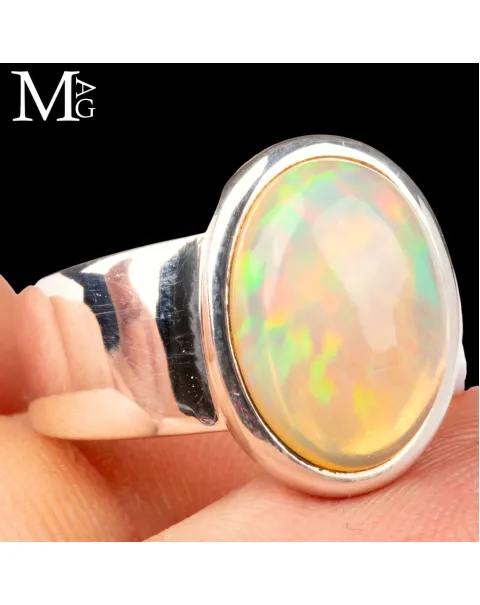 Anello con opale etiope di Welo