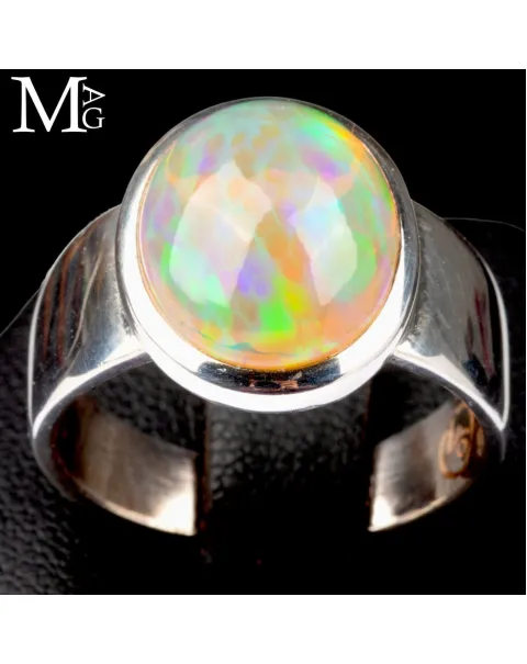 Anello con opale etiope di Welo.