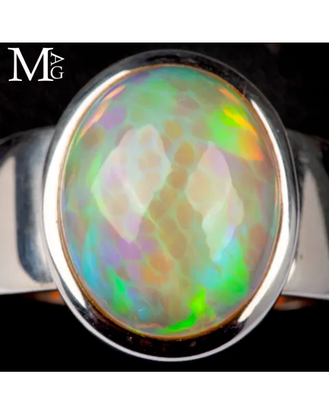 Anello con opale etiope di Welo.