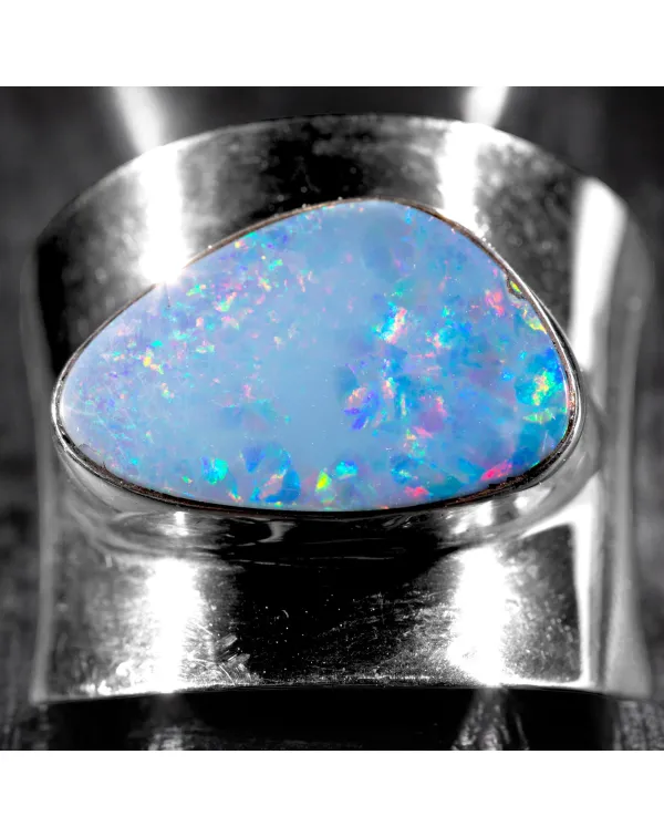 Opale Australiano Anello Design Audace e Moderno.