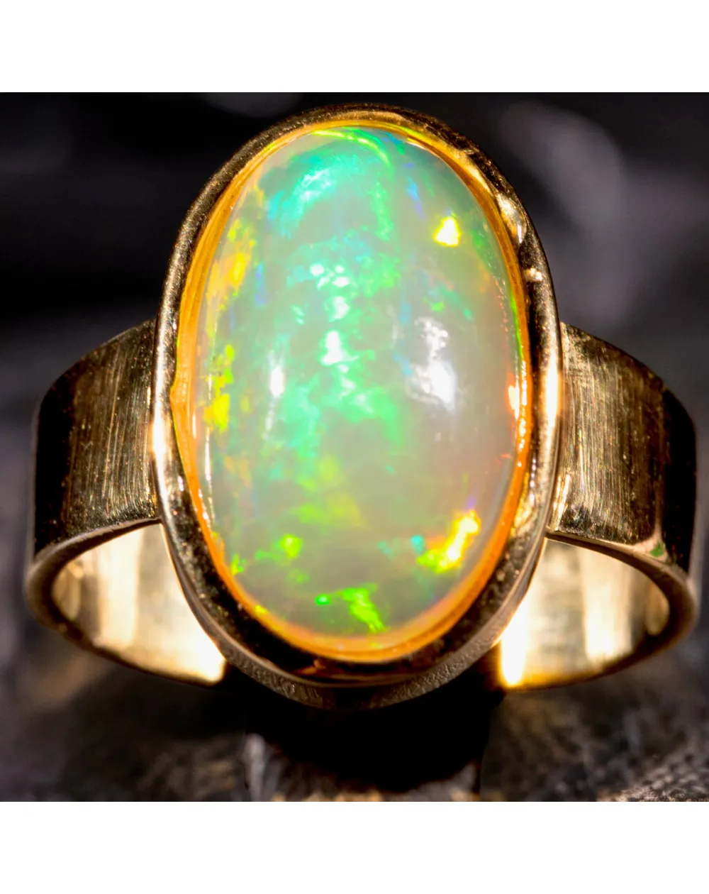 Elegante Anello in Argento Placcato Oro con Opale Welo.