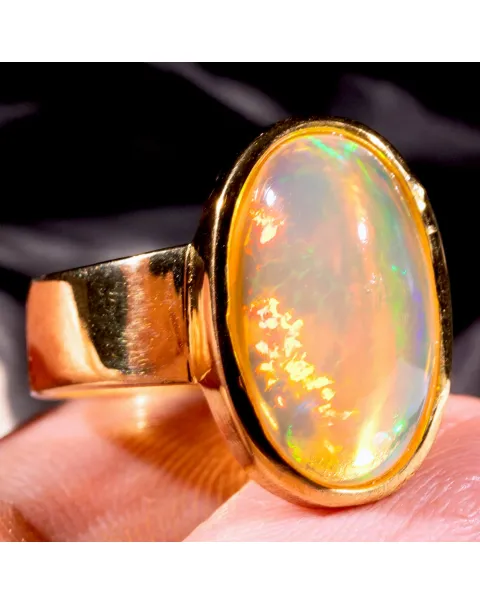 Elegante Anello in Argento Placcato Oro con Opale Welo.