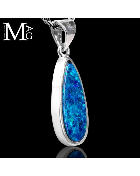 Ciondolo in argento con opale australiano taglio goccia.
