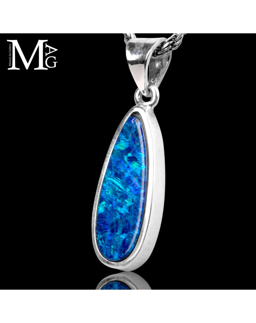 Ciondolo in argento con opale australiano taglio goccia.
