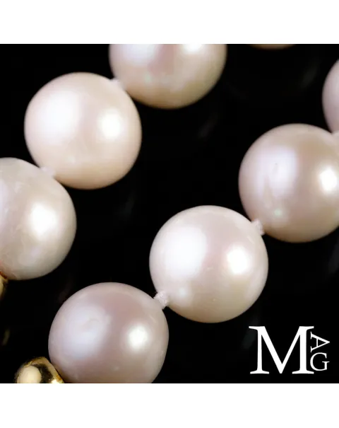 Collier in perle bianche – Montatura a scalare.