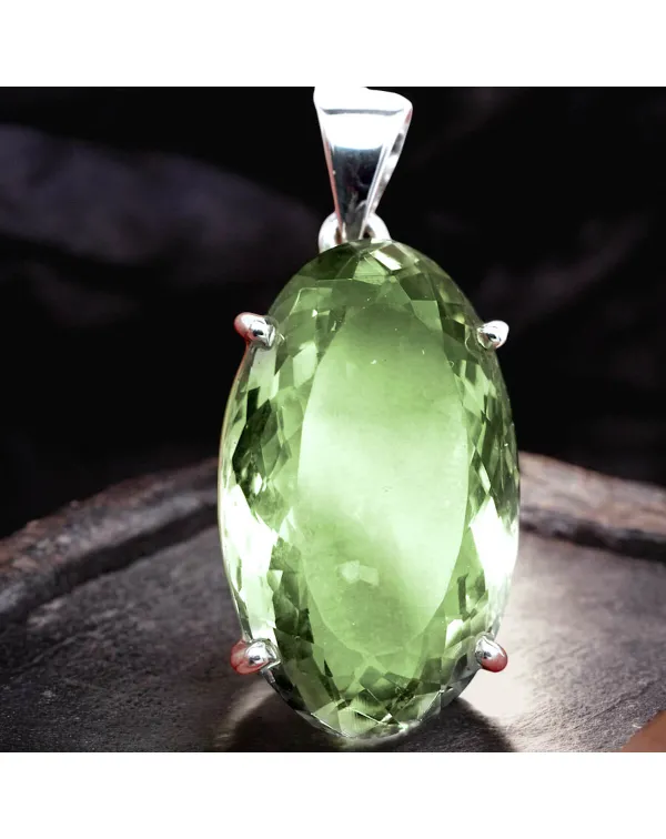 Elegante Ciondolo in Argento con Prasiolite Ovale:...