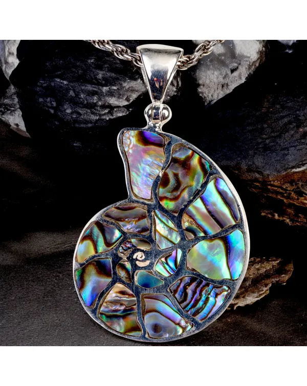 Pendente a Forma di Ammonite con Intarsi di Madrep...