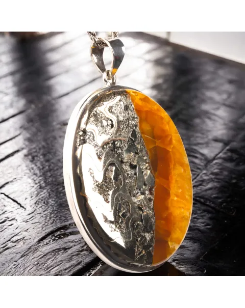 Ciondolo in argento con Ammonite fossile – Pirite, Aragonite e Calcite.