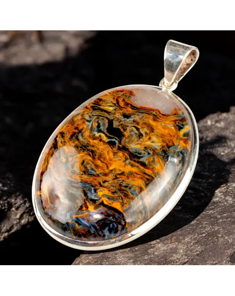 Ciondolo con Pietersite: La Potenza della Tempesta in una Gemma.