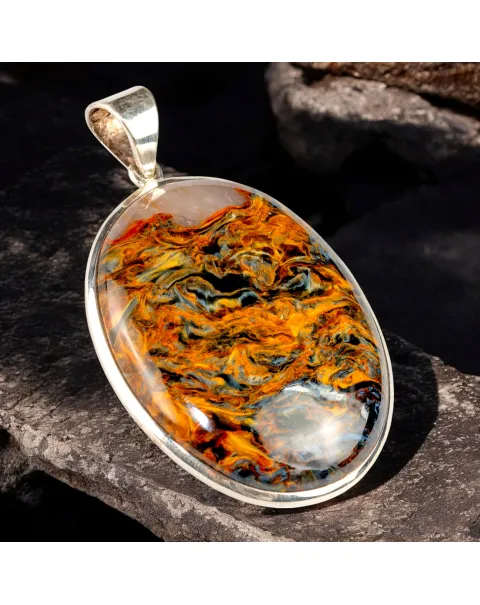 Ciondolo con Pietersite: La Potenza della Tempesta in una Gemma.